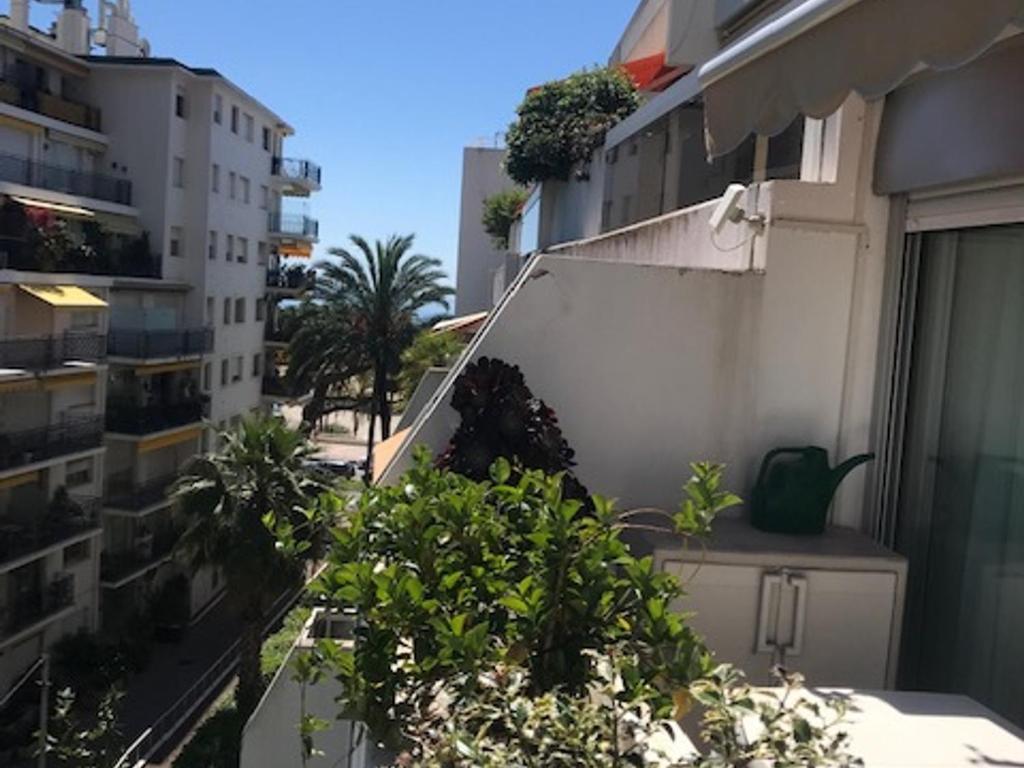 - un balcon avec des plantes sur le côté d'un bâtiment dans l'établissement Appartement 2P Calme avec Piscine et Parking - Terrasse, Proche Plages et Centre de Menton - FR-1-196-239, à Menton