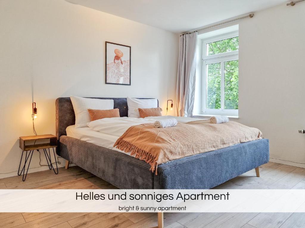 1 dormitorio con cama y ventana en Kappel-Suite - Zentral - Messe - Mobiles Arbeiten - Nespresso - Smart TV, en Chemnitz