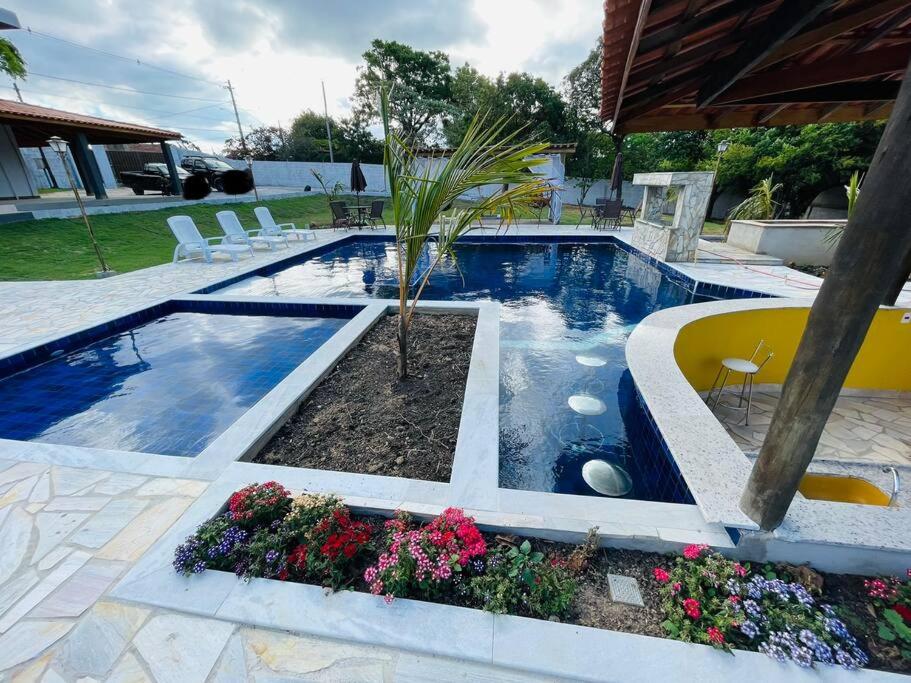 uma piscina com uma palmeira no meio em Chácara piscinas incríveis, próximo a são paulo. em Mairinque