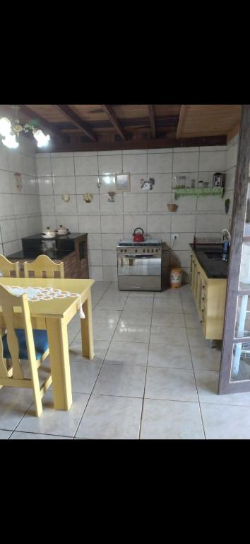 Nhà bếp/bếp nhỏ tại Casa de campo sítio Recanto da Siriema