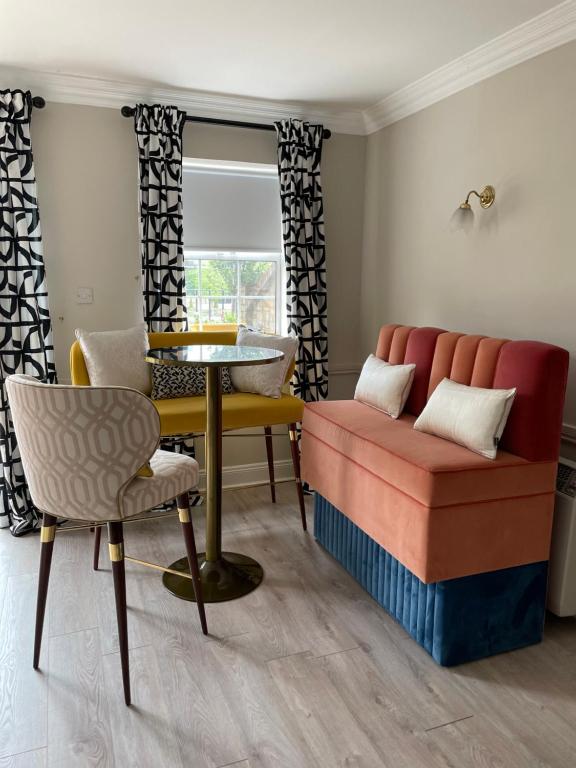 een woonkamer met een bank en een tafel en stoelen bij Home by the Liffey in Dublin
