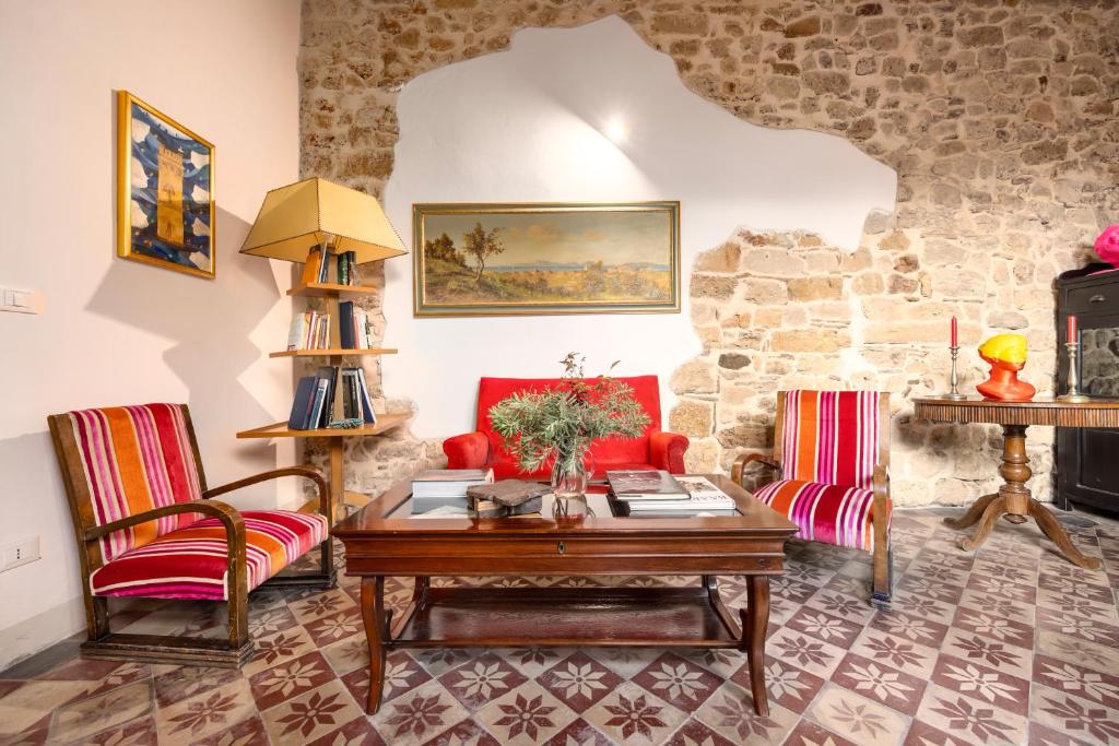 a living room with a table and two chairs at Sette Fate Suites & Spa in Palermo