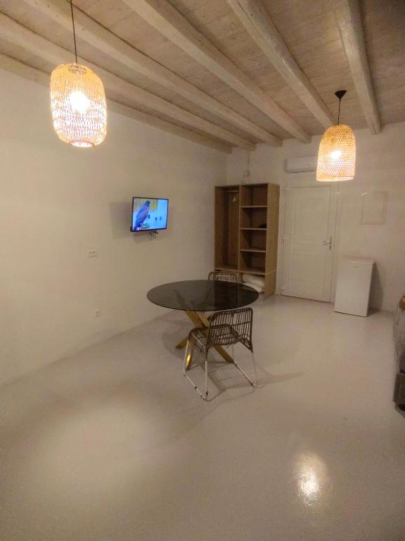 TV a/nebo společenská místnost v ubytování Ftelia Breeze