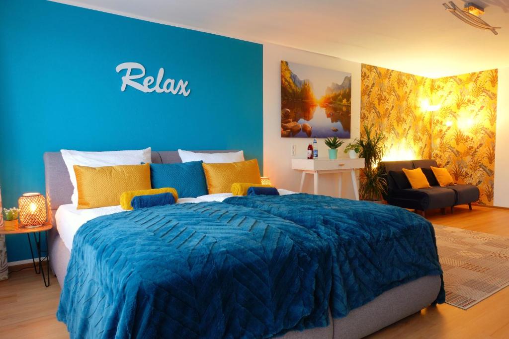 シャイデックにあるRELAX - PETROL mit Pool und Saunaの青い壁のベッドルーム1室
