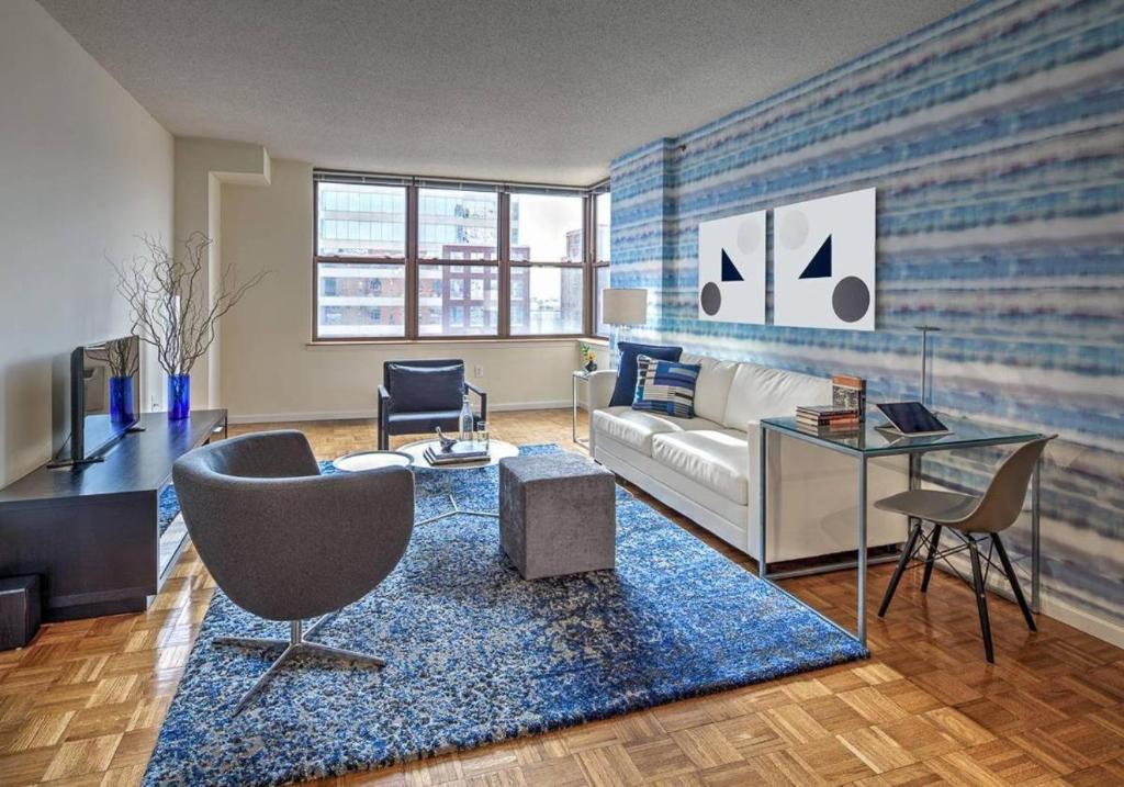 sala de estar con sofá y mesa en Beautiful Studio Apartment in NYC! en Nueva York
