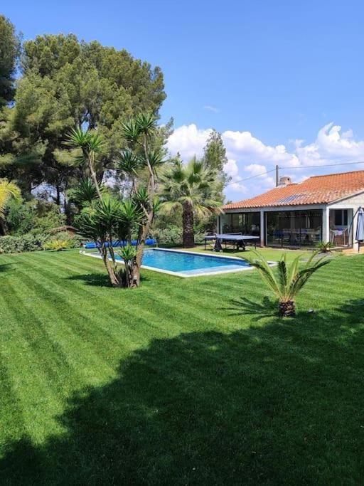 une cour avec une piscine et une maison dans l'établissement Maison avec piscine proche plage, à Six-Fours-les-Plages