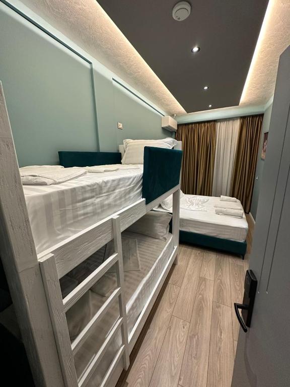 Postel nebo postele na pokoji v ubytování Hotel Europa Kruje