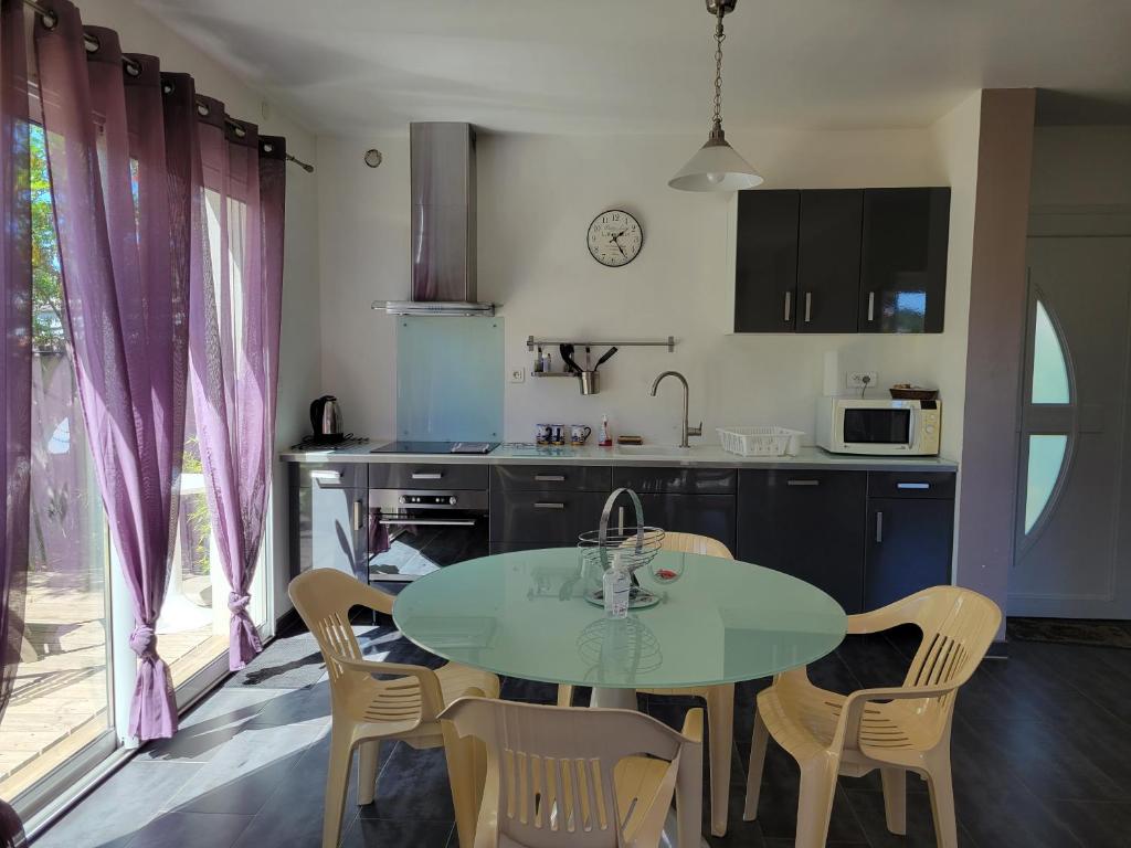 Kuchyň nebo kuchyňský kout v ubytování Villa SunAgde, Climatisée, proche Plage et Commerces