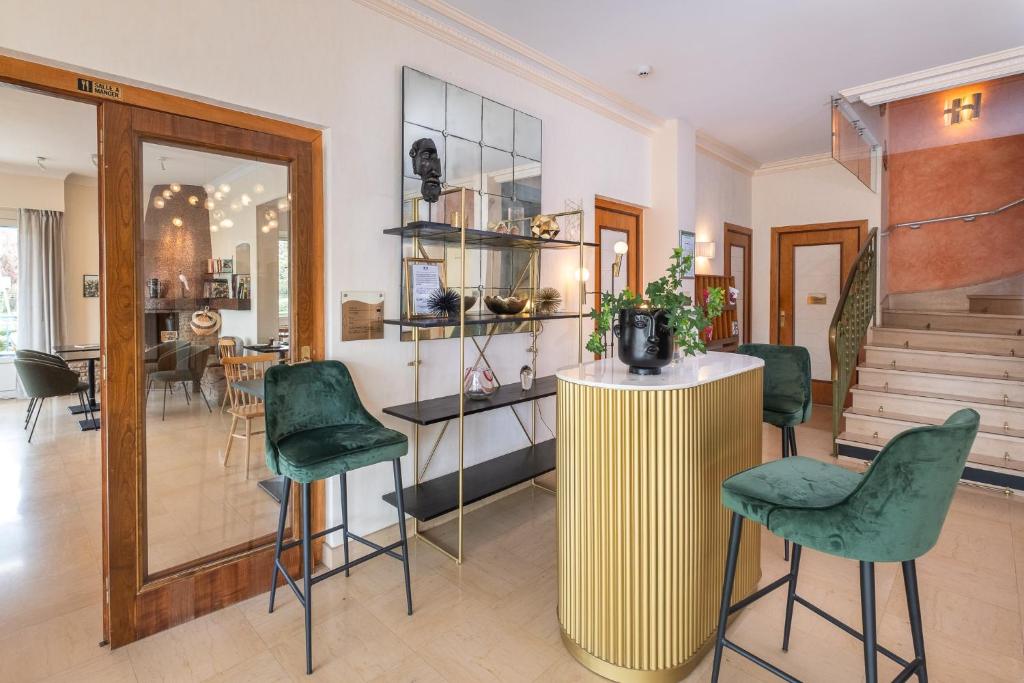 Posezení v ubytování Cit'Hotel Logis De Brou, Bourg en Bresse