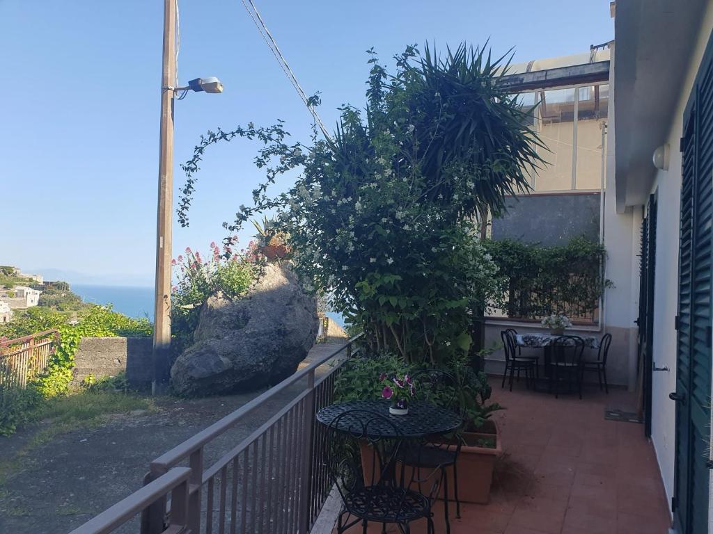 balcone con tavolo, sedie e vista sull'oceano di La Ginestra ad Amalfi