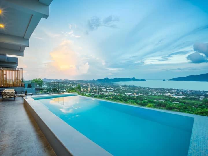 een zwembad met uitzicht op de stad bij 无边泳池海景别墅 in Phuket