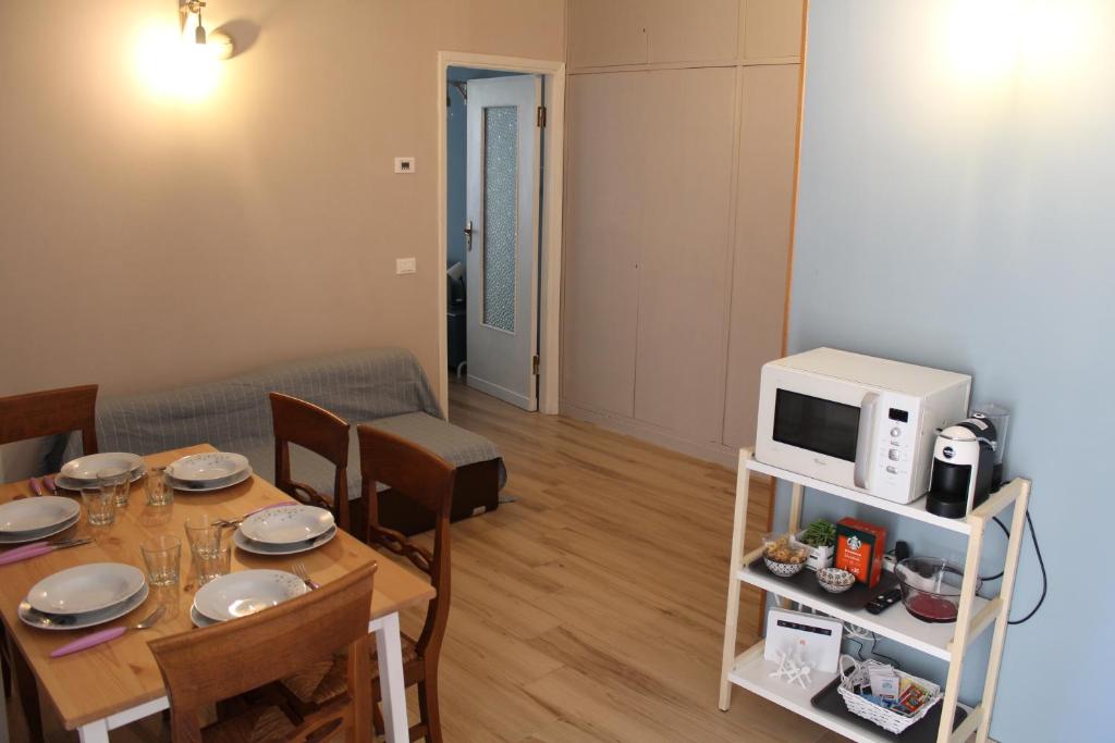 a living room with a table and a microwave at La Stella di Via Venezia in Marina di Carrara