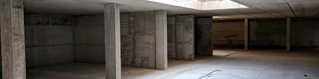 una stanza vuota con colonne in un edificio con finestra di Economic transitional room a Cerignola