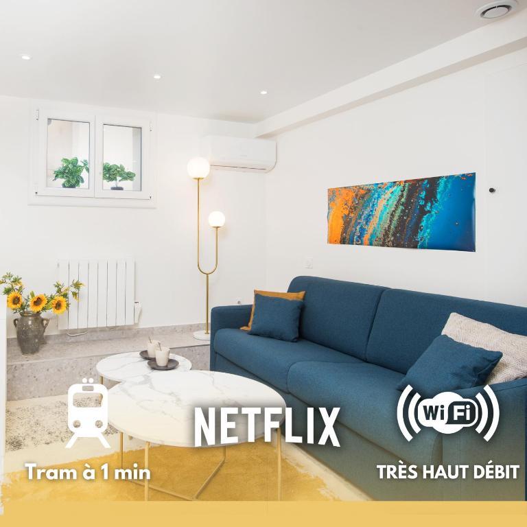 un salon avec un canapé bleu et une table dans l'établissement Le Valrose Cocon Urbain au cœur de Nice Souplex, à Nice