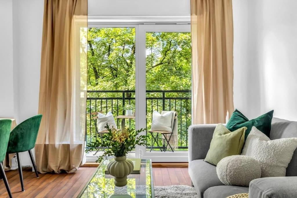 uma sala de estar com um sofá e uma grande janela em Beautiful apartment at Frogner Oslo em Oslo