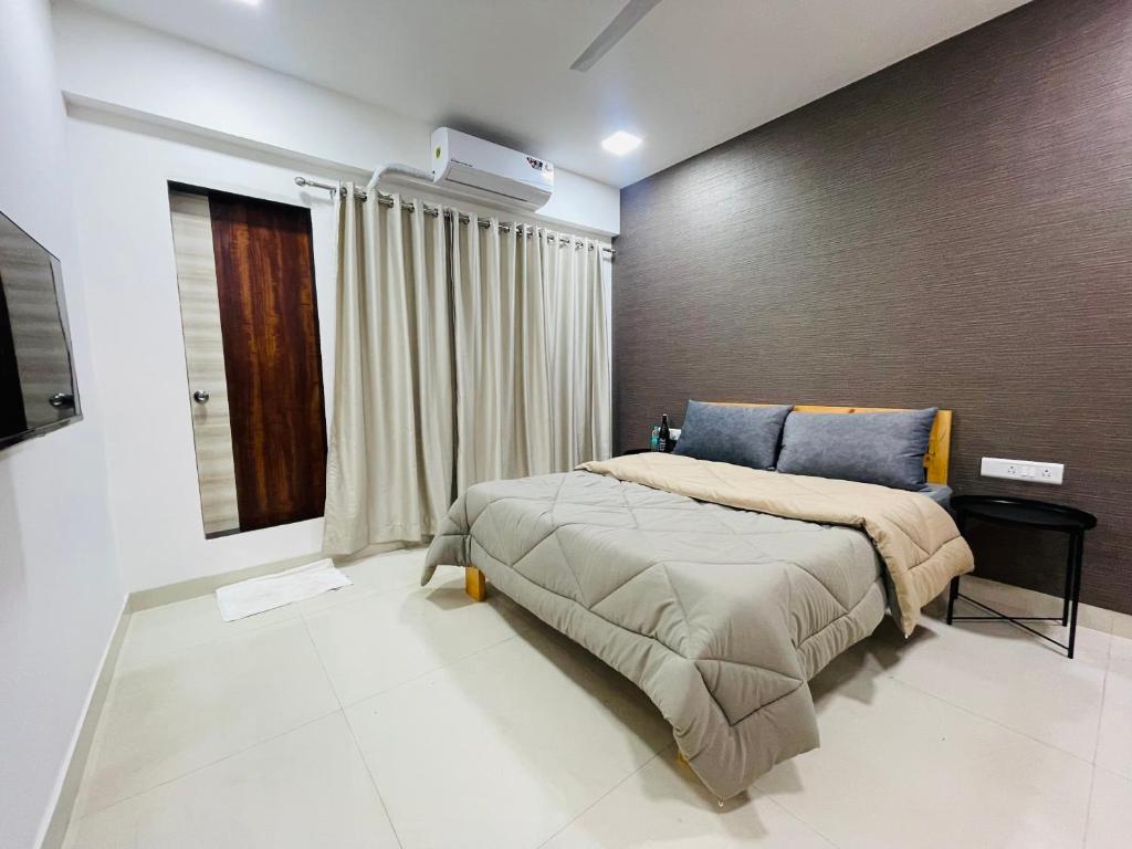 ein Schlafzimmer mit einem großen Bett in einem Zimmer in der Unterkunft STAYLUXE-MUMBAI AIRPORT in Mumbai