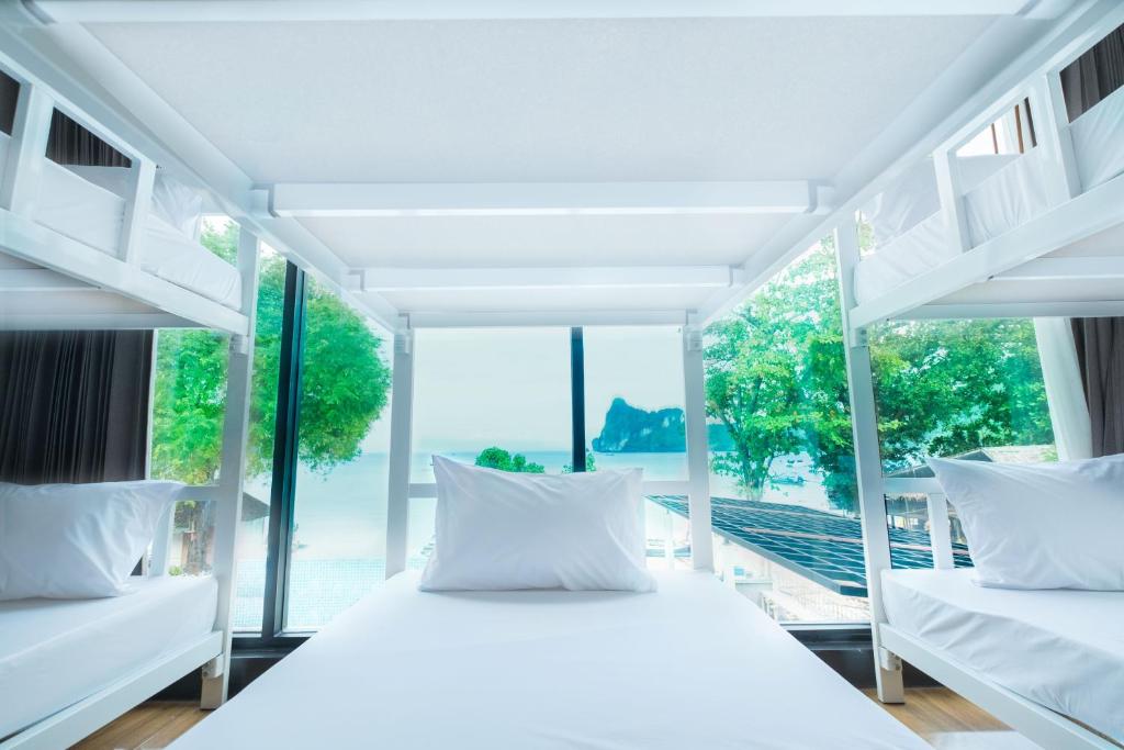 Postel nebo postele na pokoji v ubytování Ibiza House Phi Phi