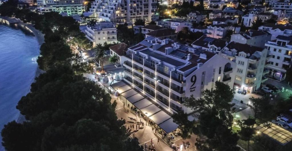 - une vue aérienne sur un hôtel la nuit dans l'établissement Luxury apartment in Hotel, à Makarska