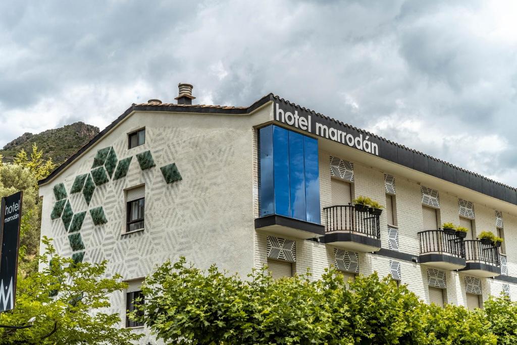 un edificio con un mural en el costado en Hotel Marrodan en Arnedillo