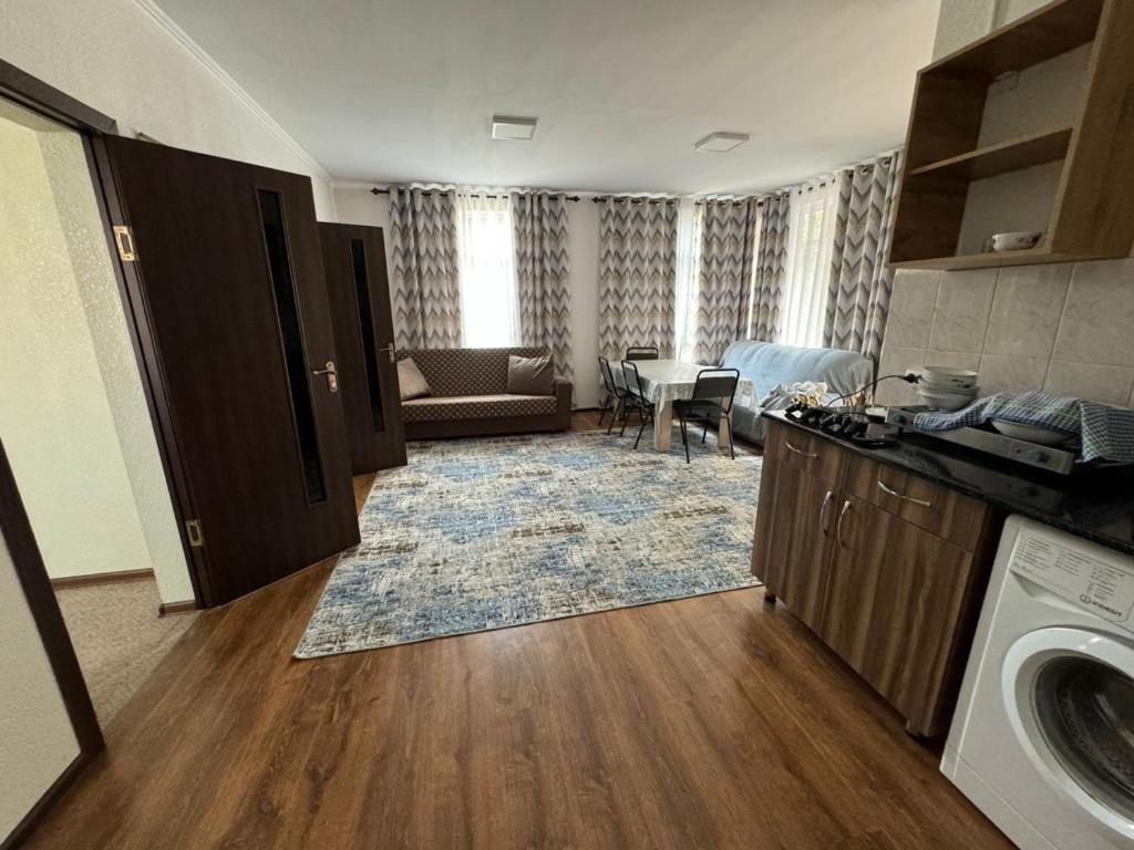 ein Wohnzimmer mit einer Küche und einem Esszimmer in der Unterkunft Ай хаус in Tscholponata