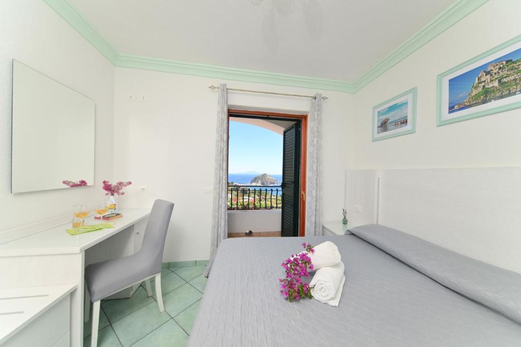 Rúm í herbergi á Villa Eleonora, un angolo di Paradiso ad Ischia