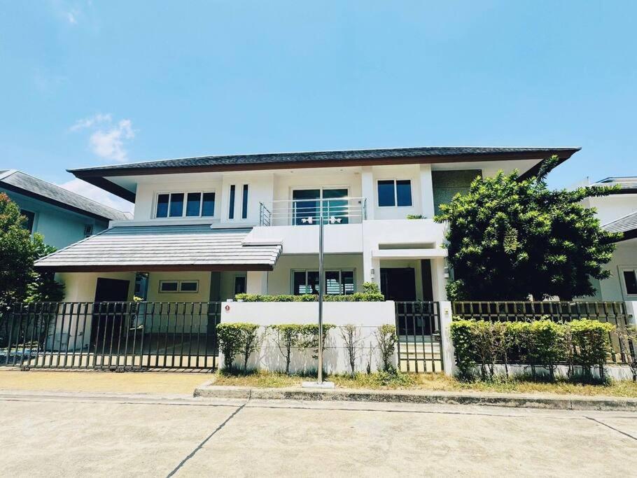 バーンラムンにあるBaanlyn Poolvilla Pattayaの白い家