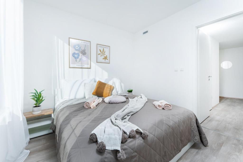 Postel nebo postele na pokoji v ubytování MyMozart Apartments Prague by Rentero Property