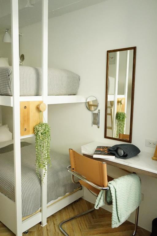 Postel nebo postele na pokoji v ubytování NiHao Café Hotel