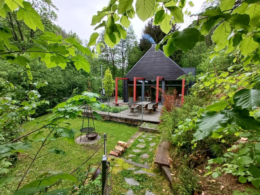 einen Garten mit einem Pavillon im Hintergrund in der Unterkunft Dom Pod Skałą in Jeleniów