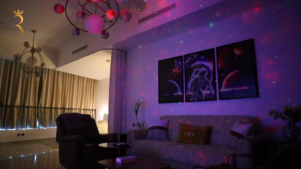 uma sala de estar com paredes roxas e um sofá roxo em Galaxy Studio Apartment Al reem em Abu Dhabi