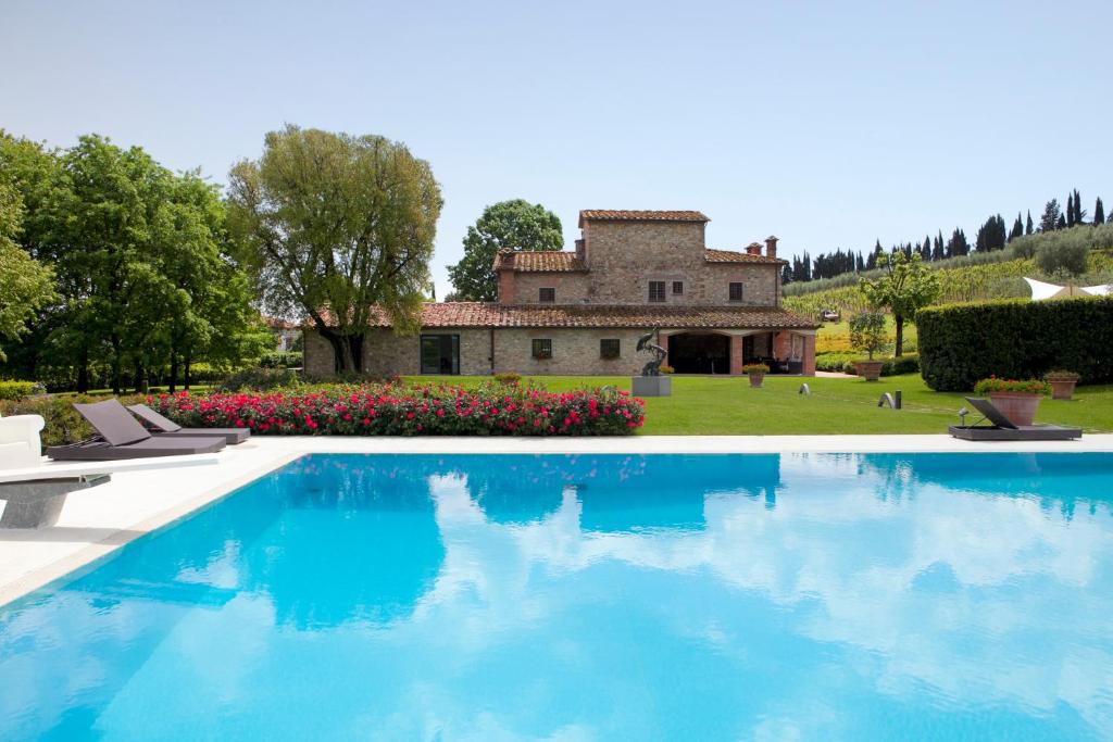 a swimming pool in front of a house at Agriturismo La Casa Di Rodo in Quarrata