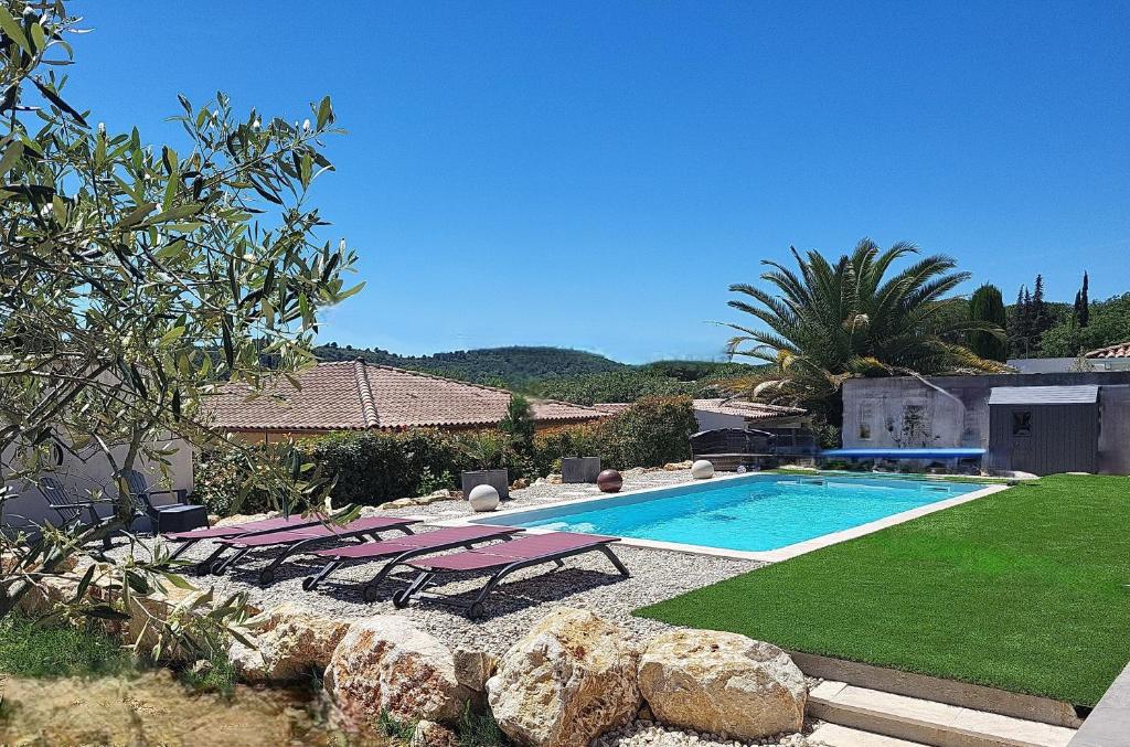 Bazén v ubytování "Le petit Valadas" à 7km d'UZES nebo v jeho okolí