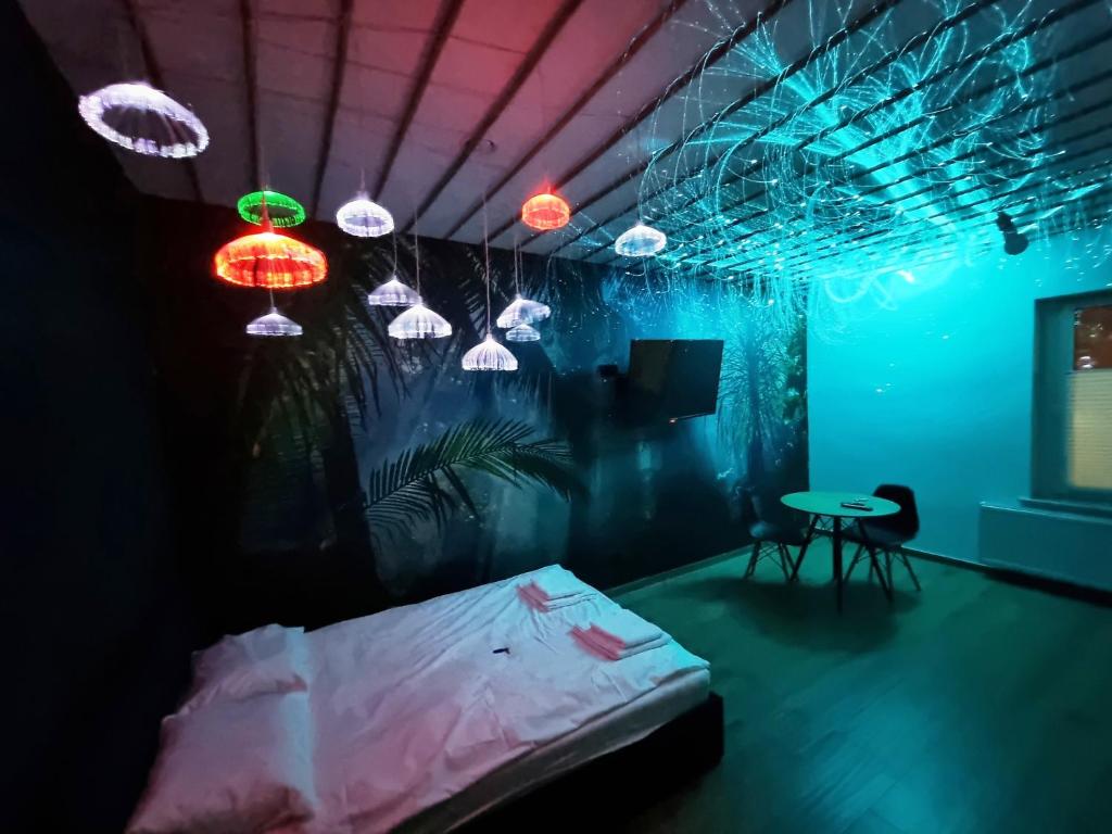 Pokój z łóżkiem, stołem i lampkami w obiekcie Jacuzzi Katowice - Avatar w mieście Katowice