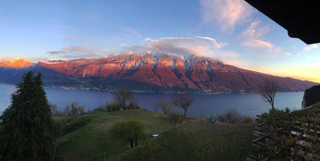 uma vista para uma montanha com uma grande massa de água em Villa Selene em Tremosine Sul Garda
