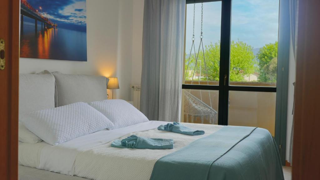 ein Schlafzimmer mit einem Bett mit zwei Handtüchern darauf in der Unterkunft Appartamento [Golden Hour] Marina di Pietrasanta in Marina di Pietrasanta