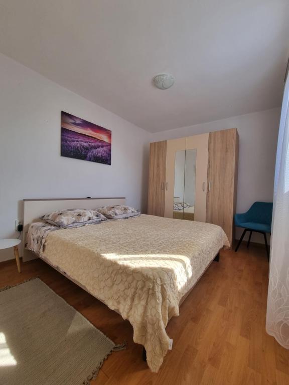 1 dormitorio con 1 cama y una pintura en la pared en Apartman Mimi en Pula