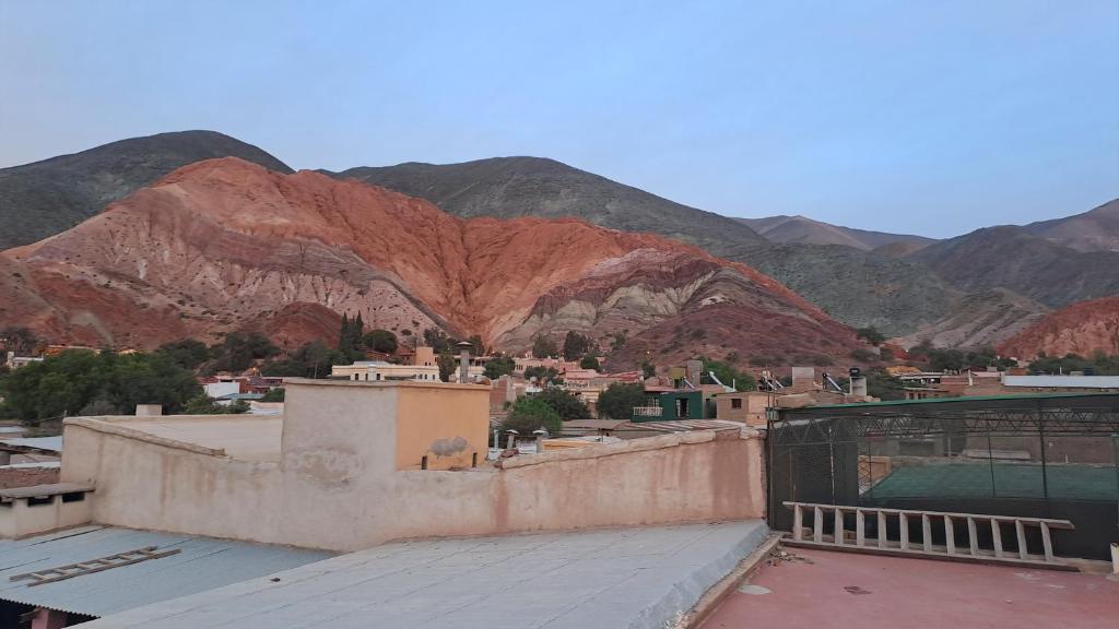 vista su una città con montagne sullo sfondo di Virgen de Copacabana2 a Purmamarca