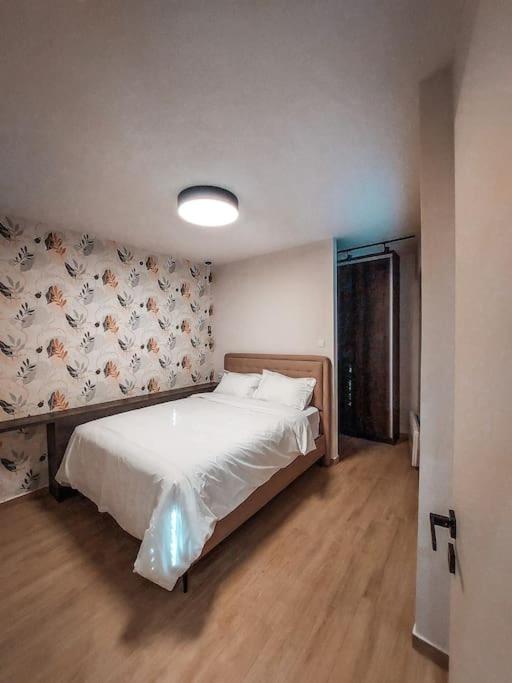 Postel nebo postele na pokoji v ubytování Iris Apartment Livadeia