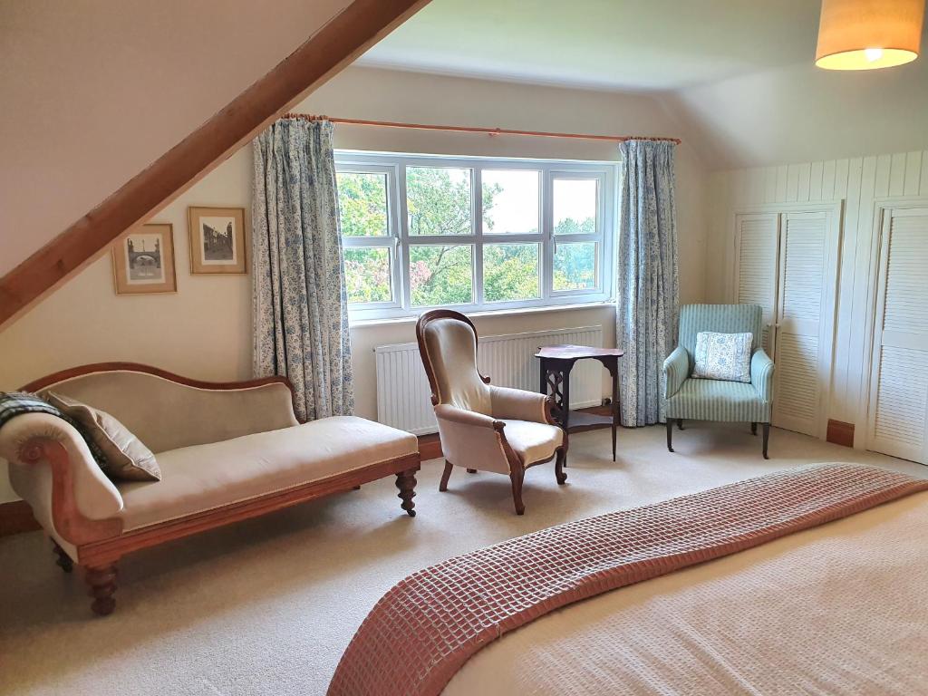 Ruang duduk di Escape to Pembrokeshire - charming spacious cottage