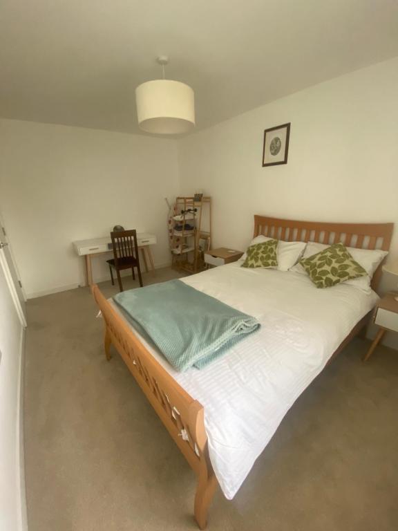 - une chambre avec un grand lit dans l'établissement Torias Place - Lenham, à Maidstone