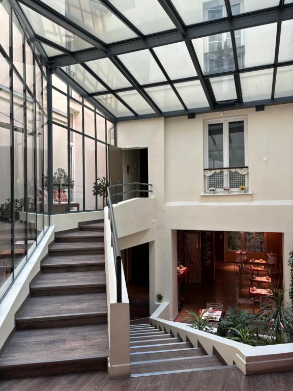una escalera en un edificio con techo de cristal en Hotel Moulin Plaza, en París