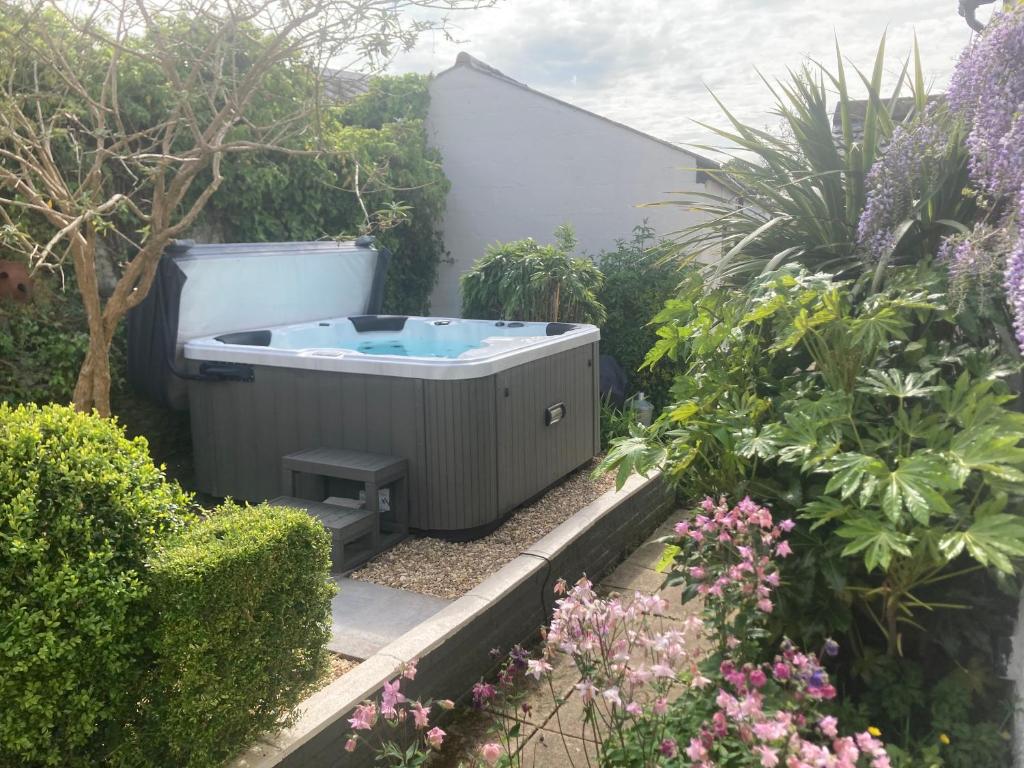 a garden with a jacuzzi tub in the garden at Bryntirion Farmhouse Apartment with Hot Tub in Llanfair Caereinion