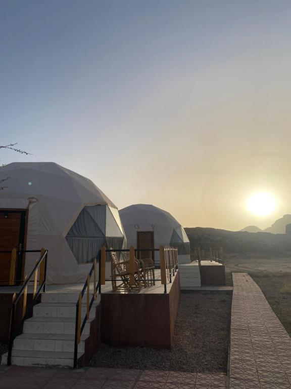 dos tiendas de campaña en el medio del desierto en Omar Camp Wadi Rum, en Disah