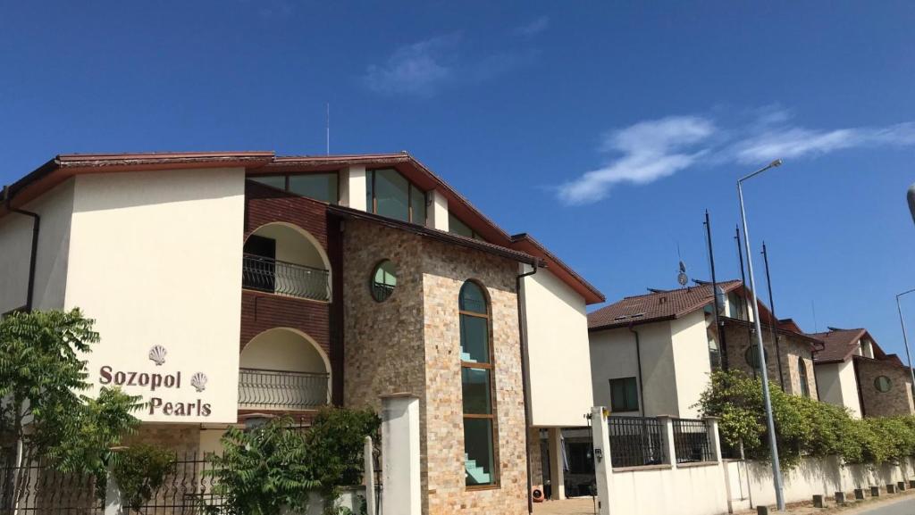 a building with a sign that reads squirrel parks at Апартхотел Созополски перли in Sozopol
