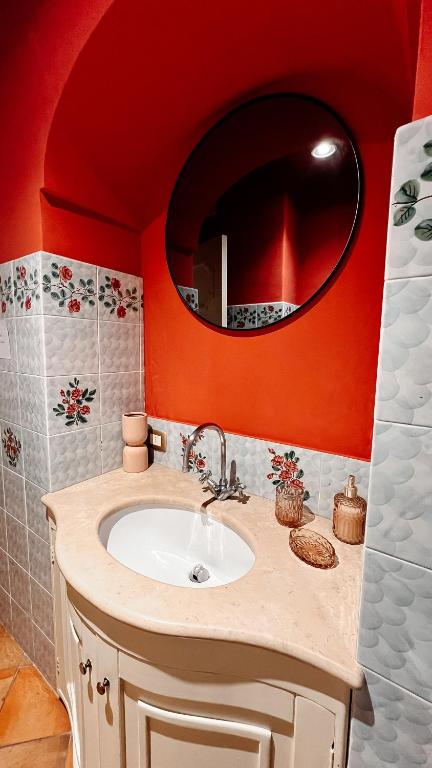 łazienka z umywalką i lustrem w obiekcie Casa Giulia - sophisticated apartment with view w mieście Positano