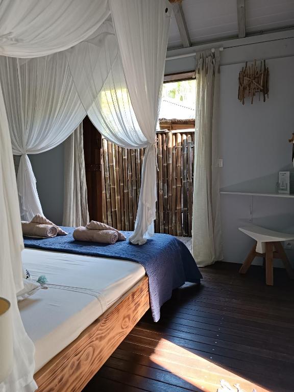 Postel nebo postele na pokoji v ubytování TIKI PARADISE LODGE FWI