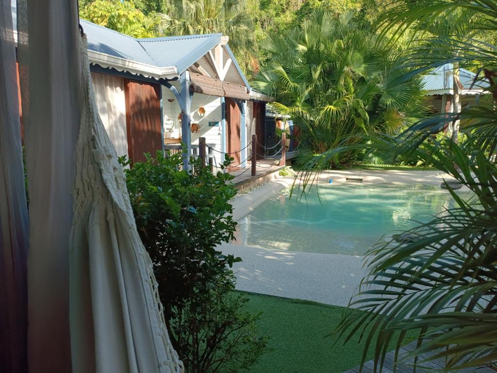 Bazén v ubytování TIKI PARADISE LODGE FWI nebo v jeho okolí