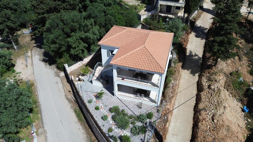 una vista aérea de una casa con techo en Sissy Villas 1, en Poros