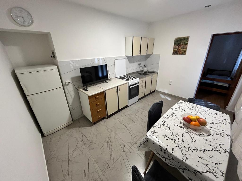 Кухня или мини-кухня в Apartments Branko
