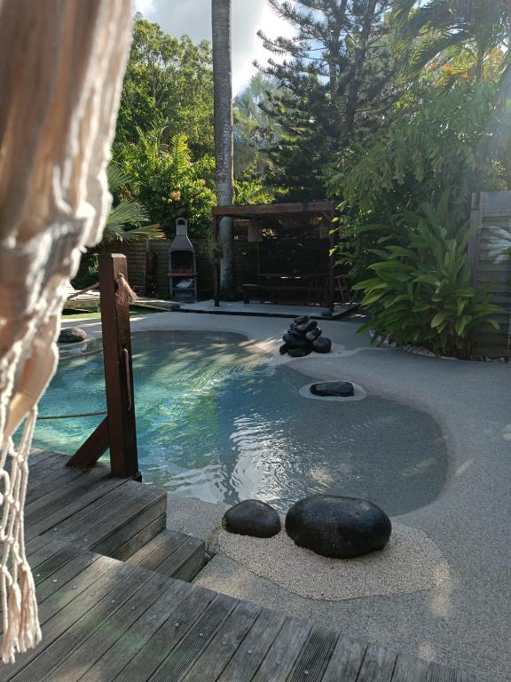 Bazén v ubytování TIKI PARADISE LODGE FWI nebo v jeho okolí